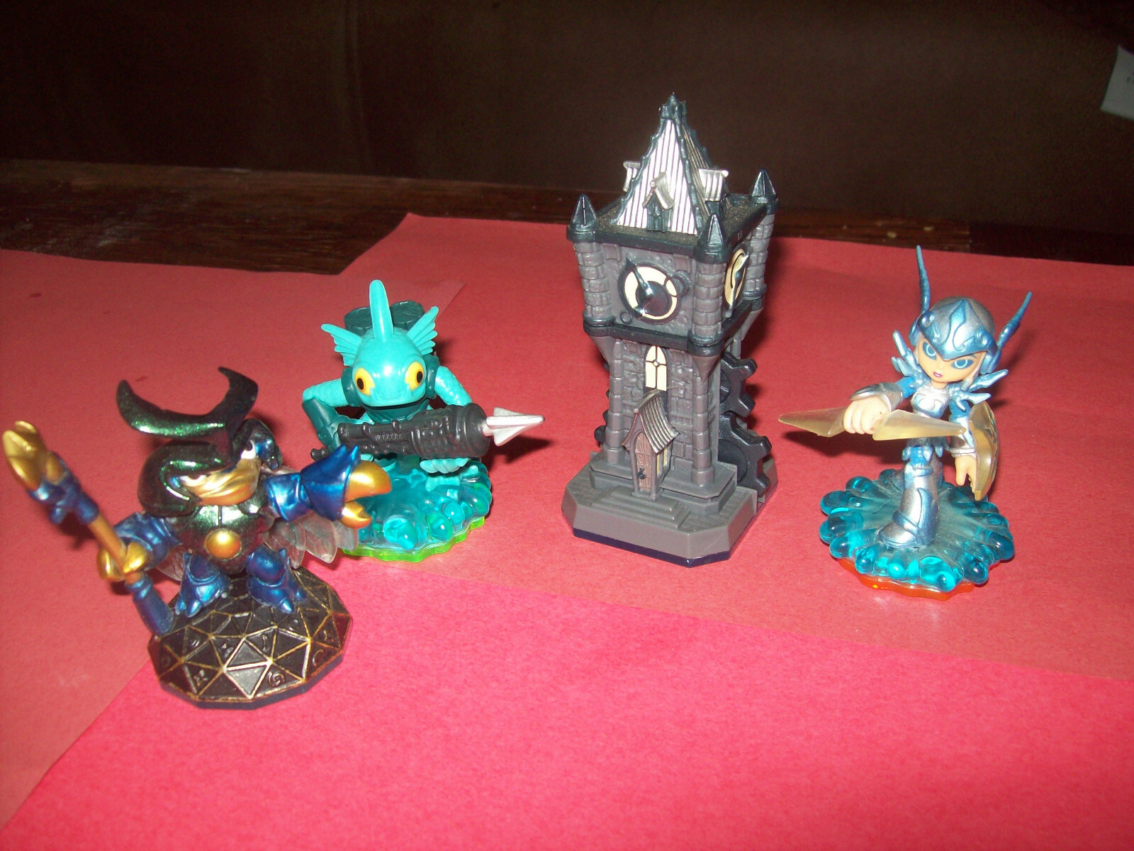 LOT OF FOUR ACTIVISION SKYLAMDERS FIGURINES AND CASTLE
