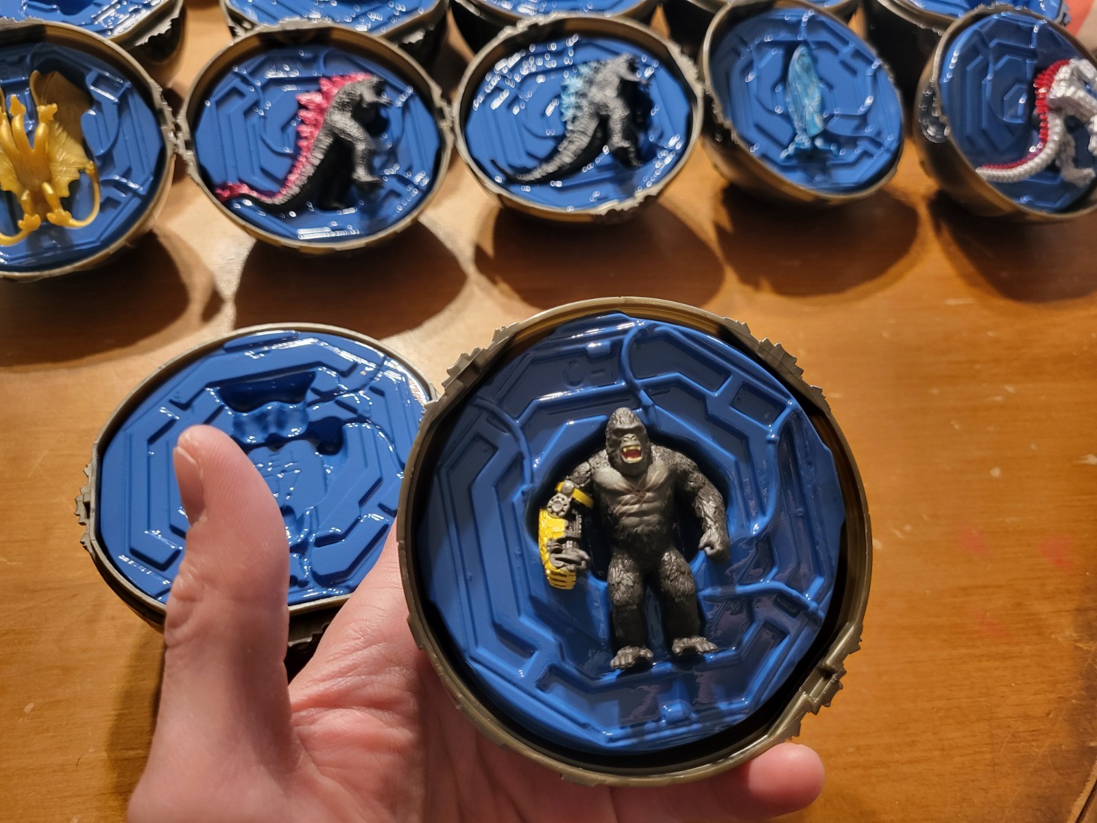 KONG BEAST GLOVE MonsterVerse Titan Containment Sphere Godzilla 2″ Playmates