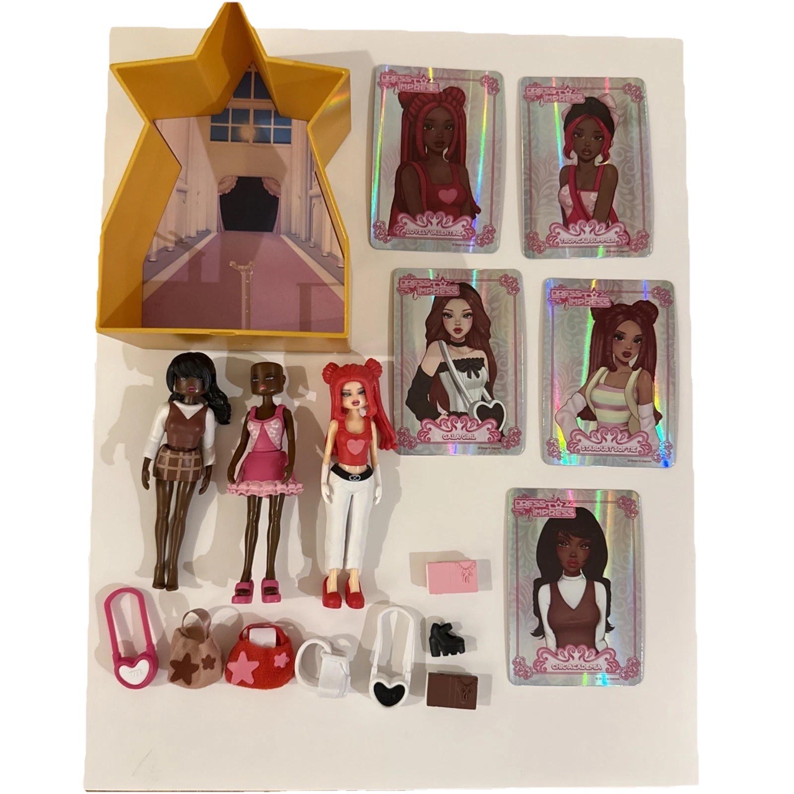 Roblox Dress To Impress Lot – 3 Dolls, 5 Cards, Box Stand, Accessories NO CODES