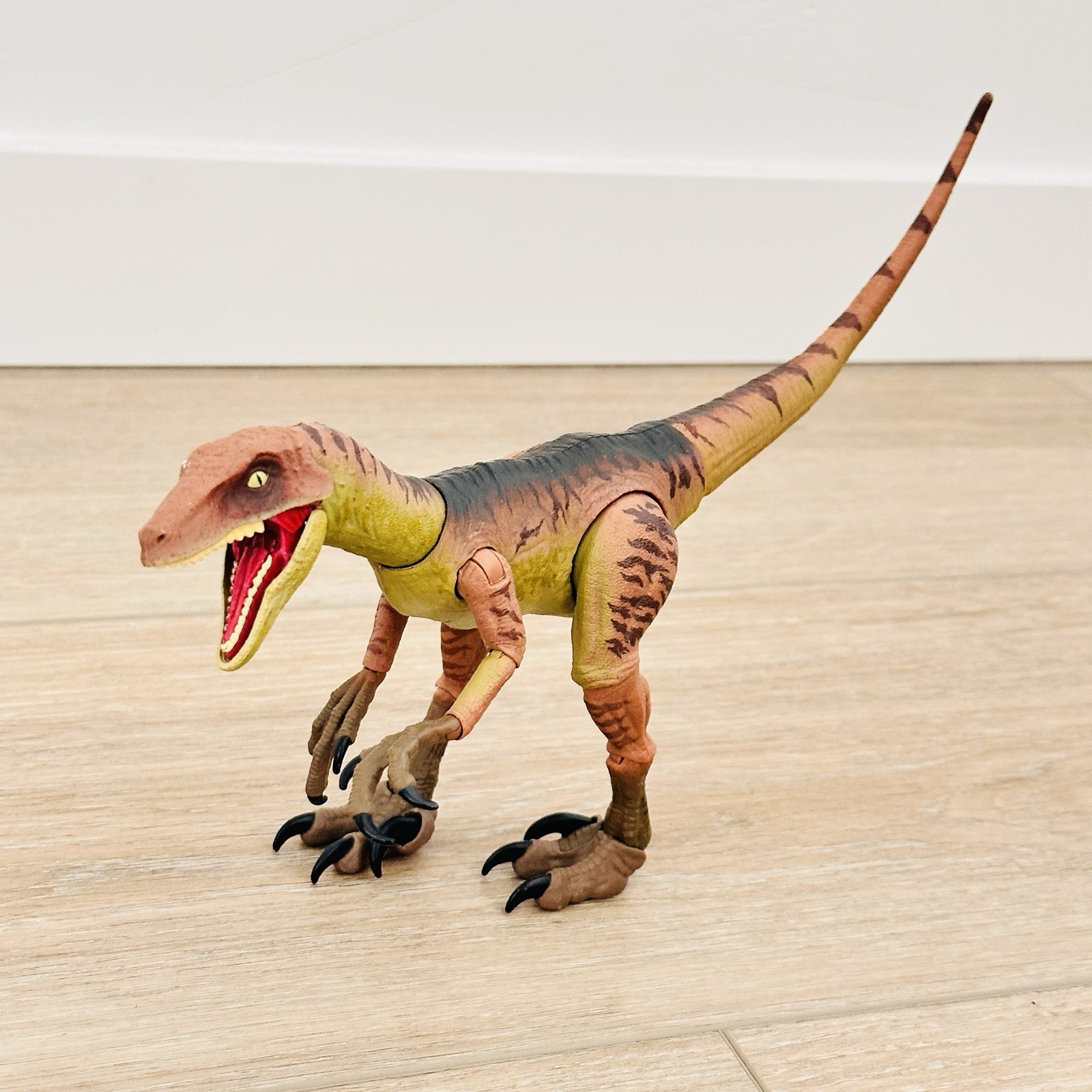 Jurassic World Amber Collection Velociraptor Echo Dinosaur Figure Mattel 12″