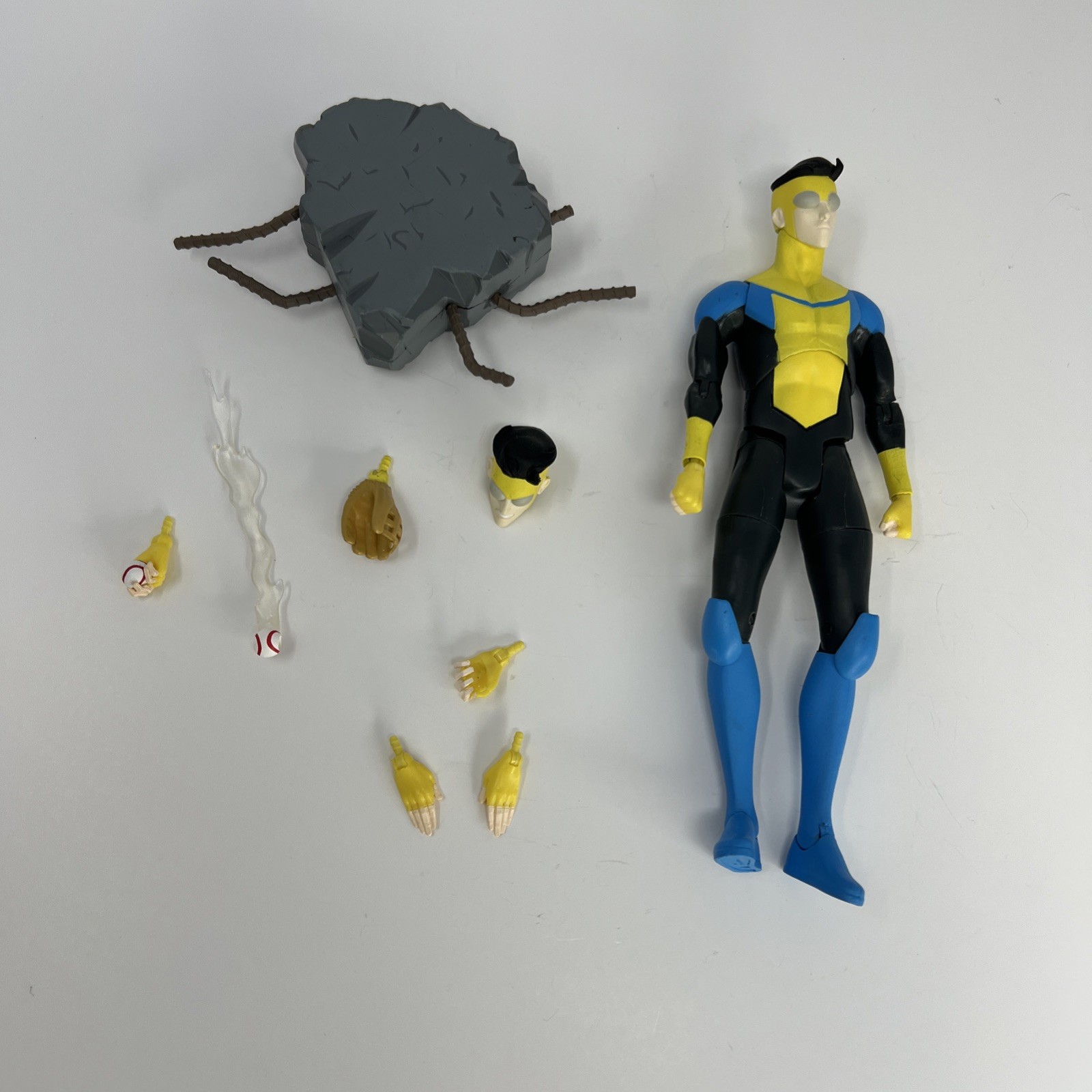 Diamond Select Toys Deluxe Invincible 7″ Action Figure Blue Yellow Suit